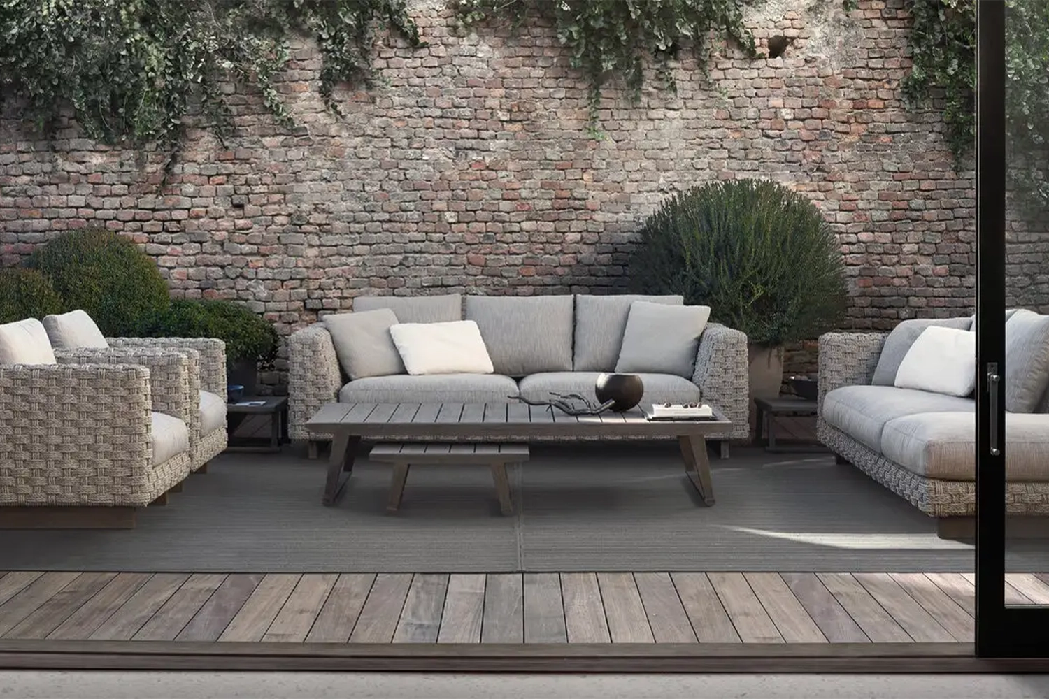 C01_Gallery_0_113622_outdoor_sofa_Ray-Outdoor-Natural_A-04