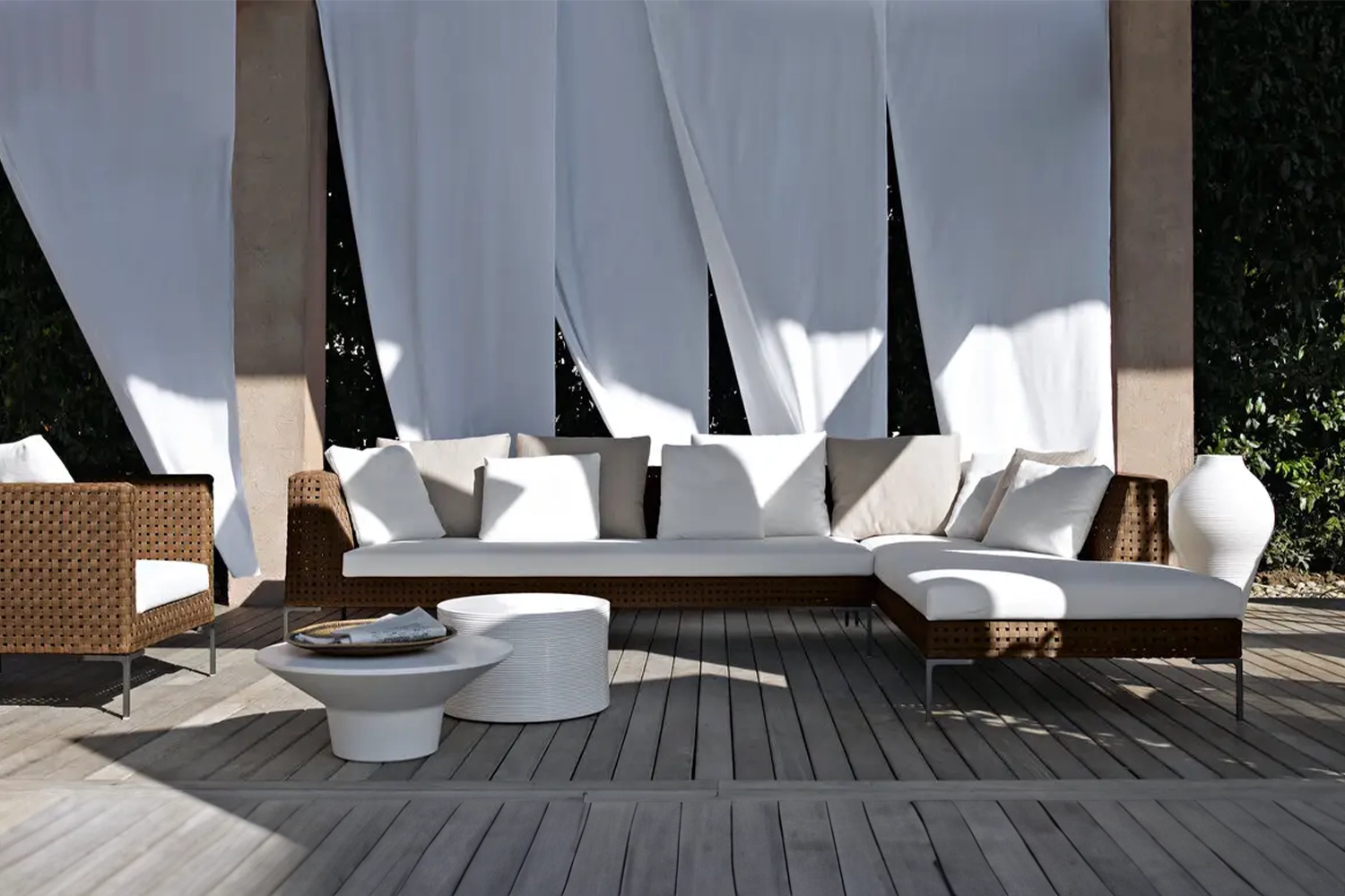C02_Gallery_1_53093_bebitalia_H07_sofa_Charles-Outdoor_01