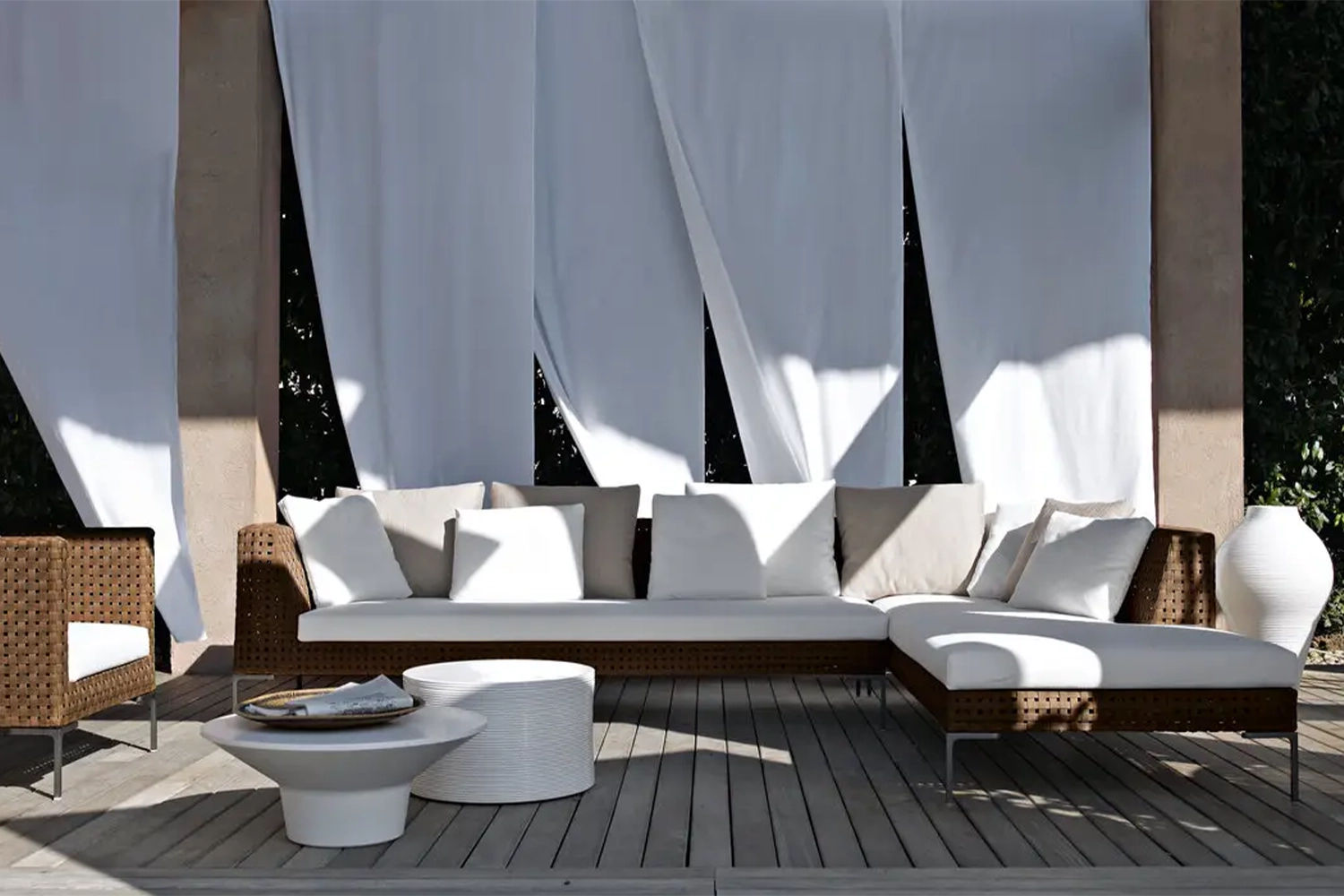 C03_Gallery_2_133_bebitalia_H07_sofa_Charles-Outdoor_01