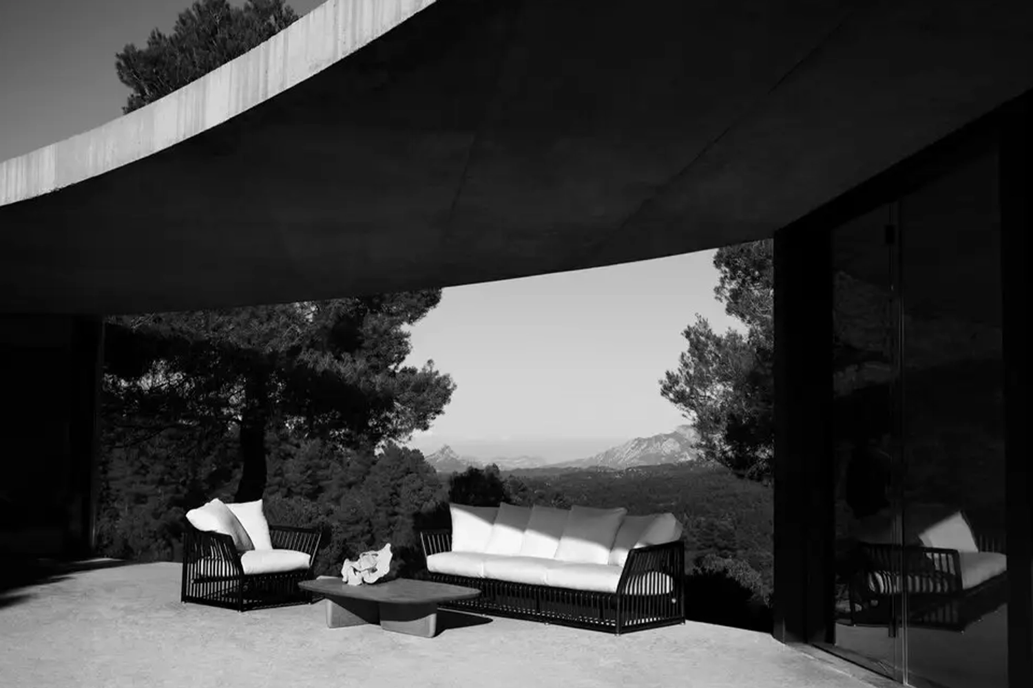 C03_Gallery_2_550429_outdoor_sofa_Softcage_A-03_1