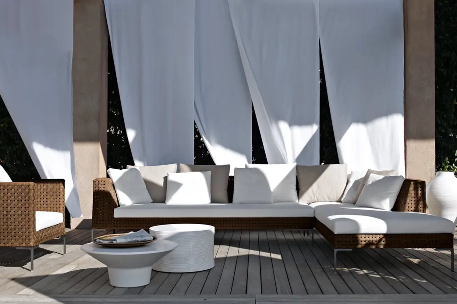 C04_Gallery_3_142_bebitalia_H07_sofa_Charles-Outdoor_01_1