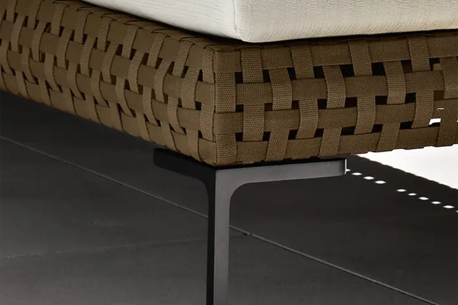 C04_Gallery_3_53093_outdoor_sofa_Charles-Outdoor_A-02_1