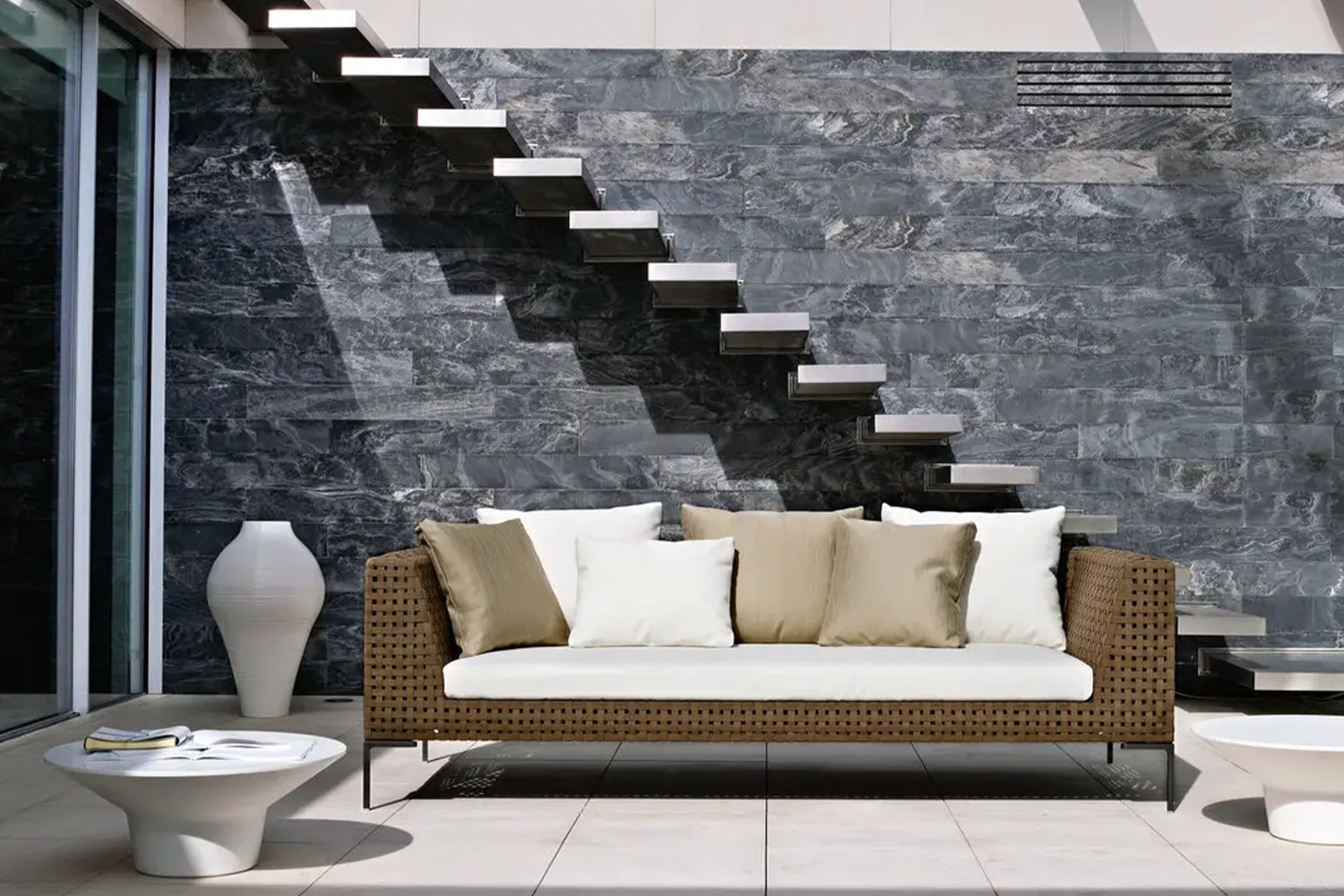 C05_Gallery_4_142_outdoor_sofa_Charles-Outdoor_A-04