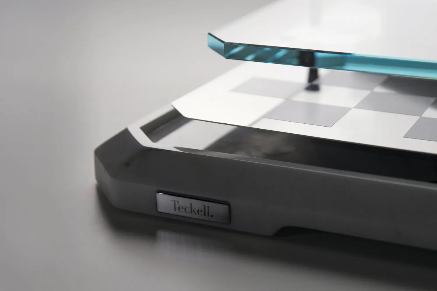 Stratego-Black-white-e-wood-1