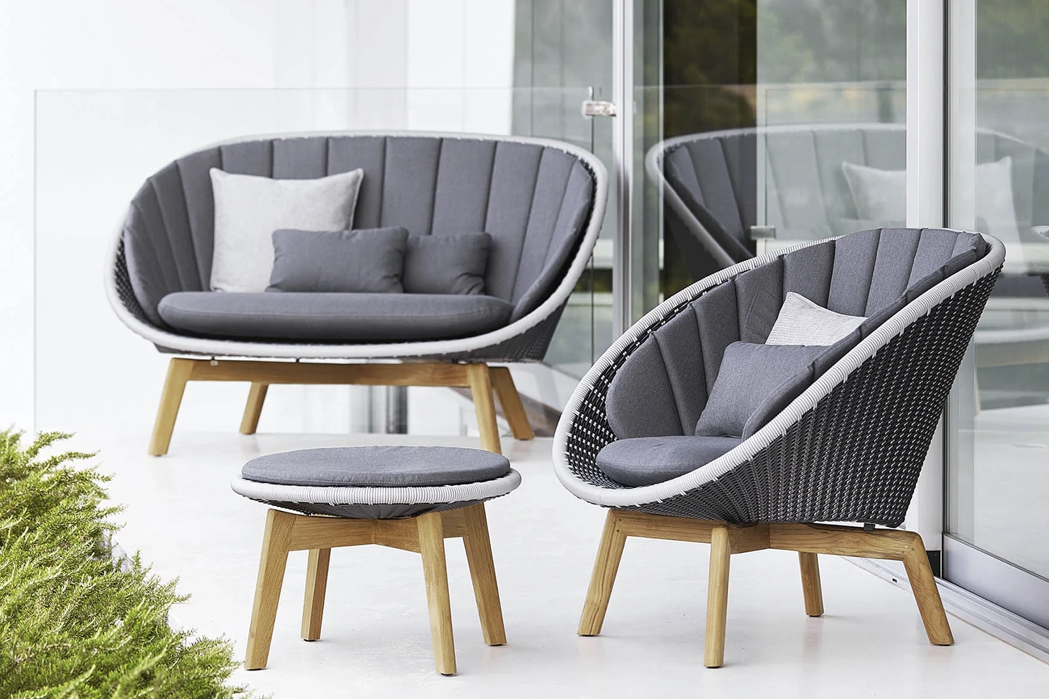 Com design moderno e expressivo, o puff Peacock pode ser usado como apoio ou mesa auxiliar, adaptando-se com elegância a diferentes composições. Feito com Cane-line Weave® ou Soft Rope, é resistente ao sol, à chuva e às variações de temperatura, ideal para uso ao ar livre em qualquer estação. A combinação entre forma escultural e funcionalidade o torna uma peça de destaque em ambientes sofisticados.