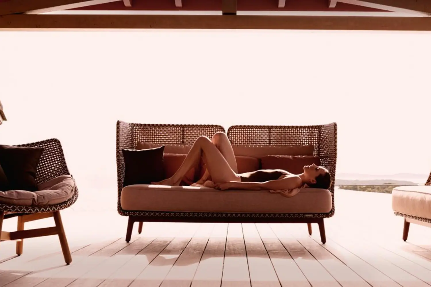 Sofá Mbarq encosto alto''