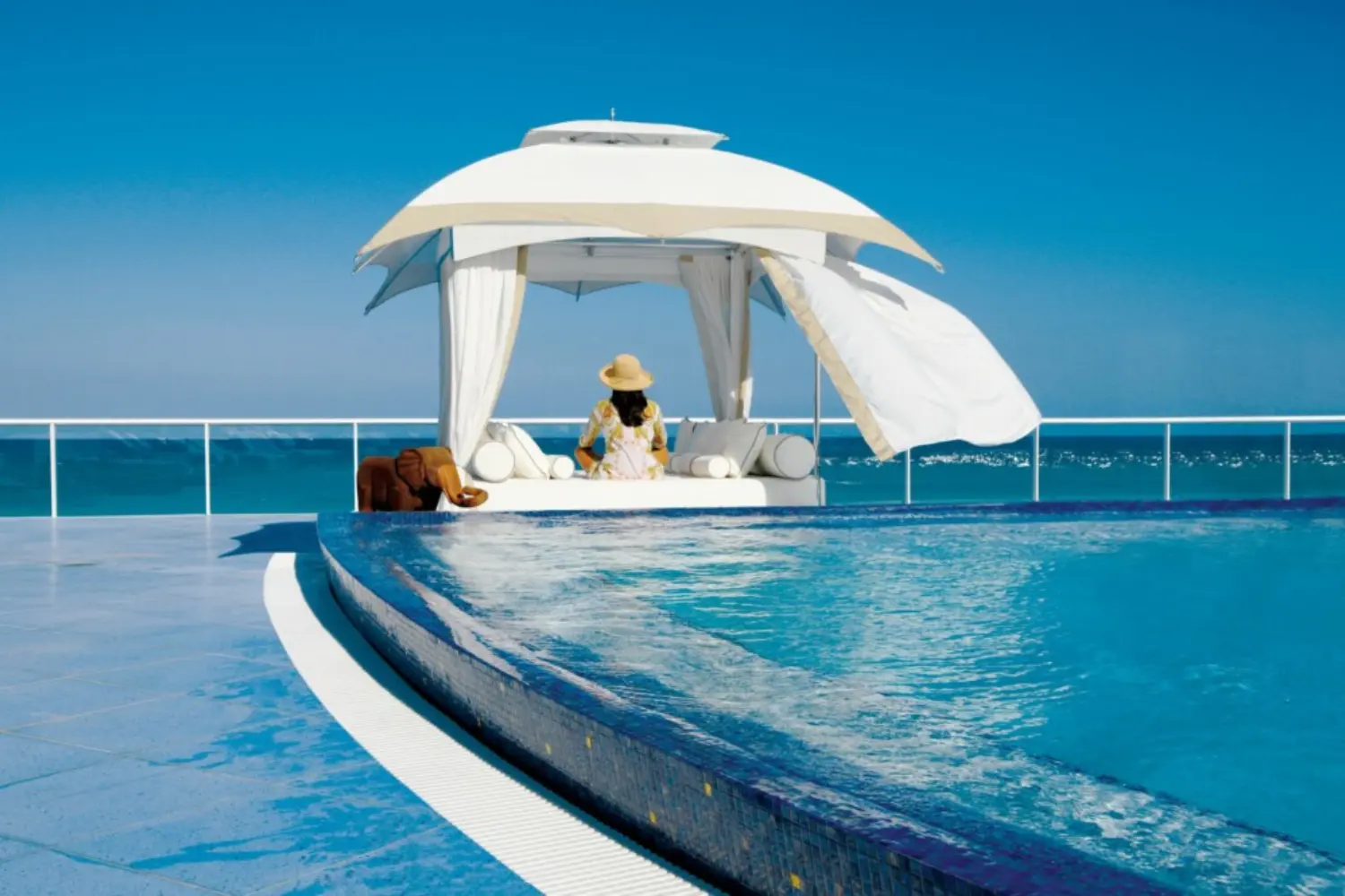 gazebo crescent lounge