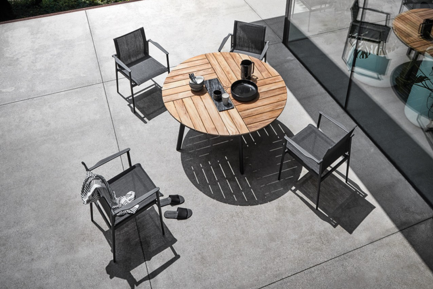 180_stacking_chair_with_aluminium_arms_04_1x