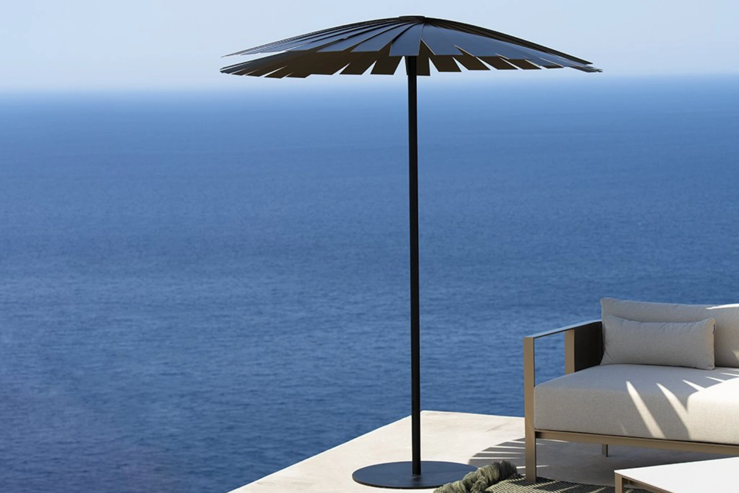 Ensombra Folding parasol and C tables 02