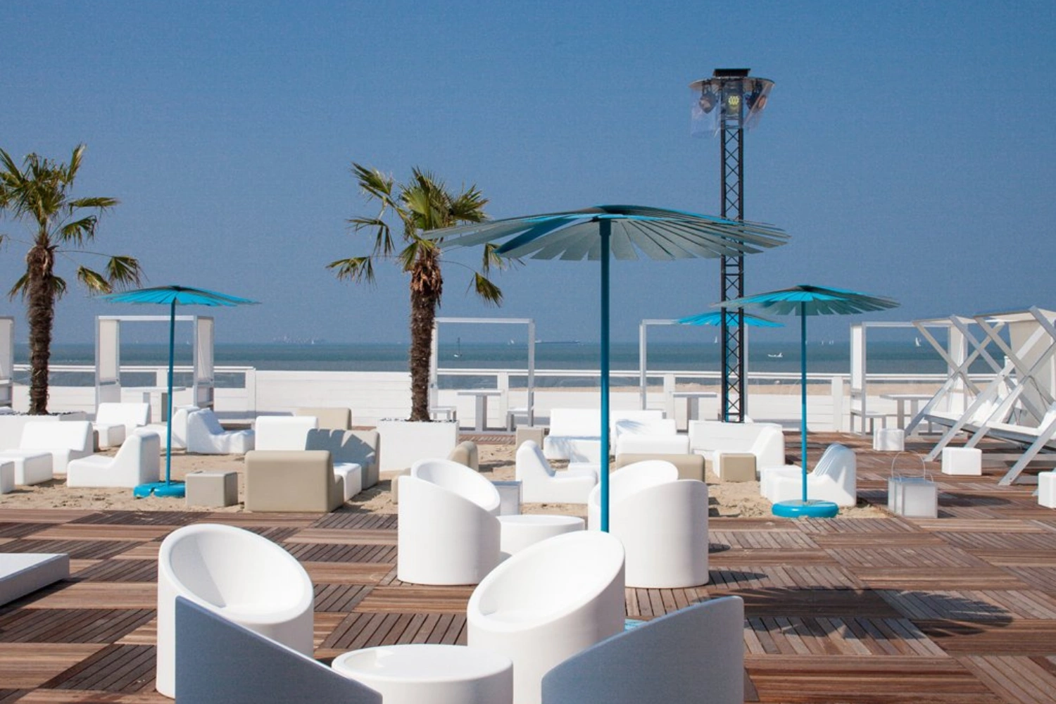 Ensombra Folding parasol and C tables 03