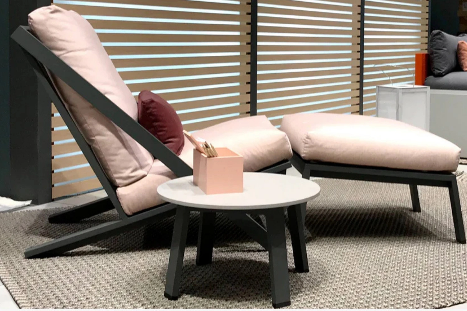 Timeless Round side table 01