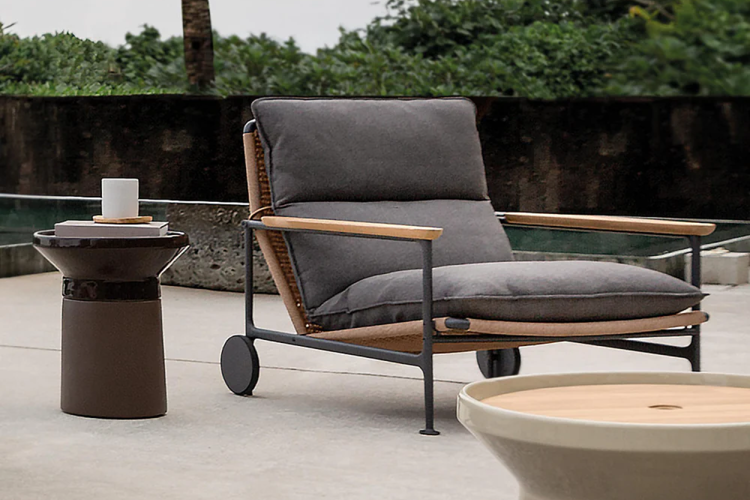 zenith_lounge_chair_with_teak_arms_02_1x