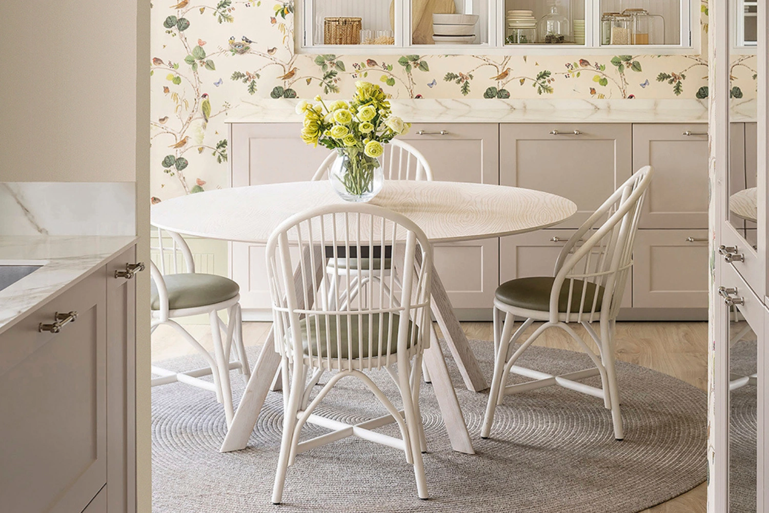 Coqueta upholstered dining chair 03