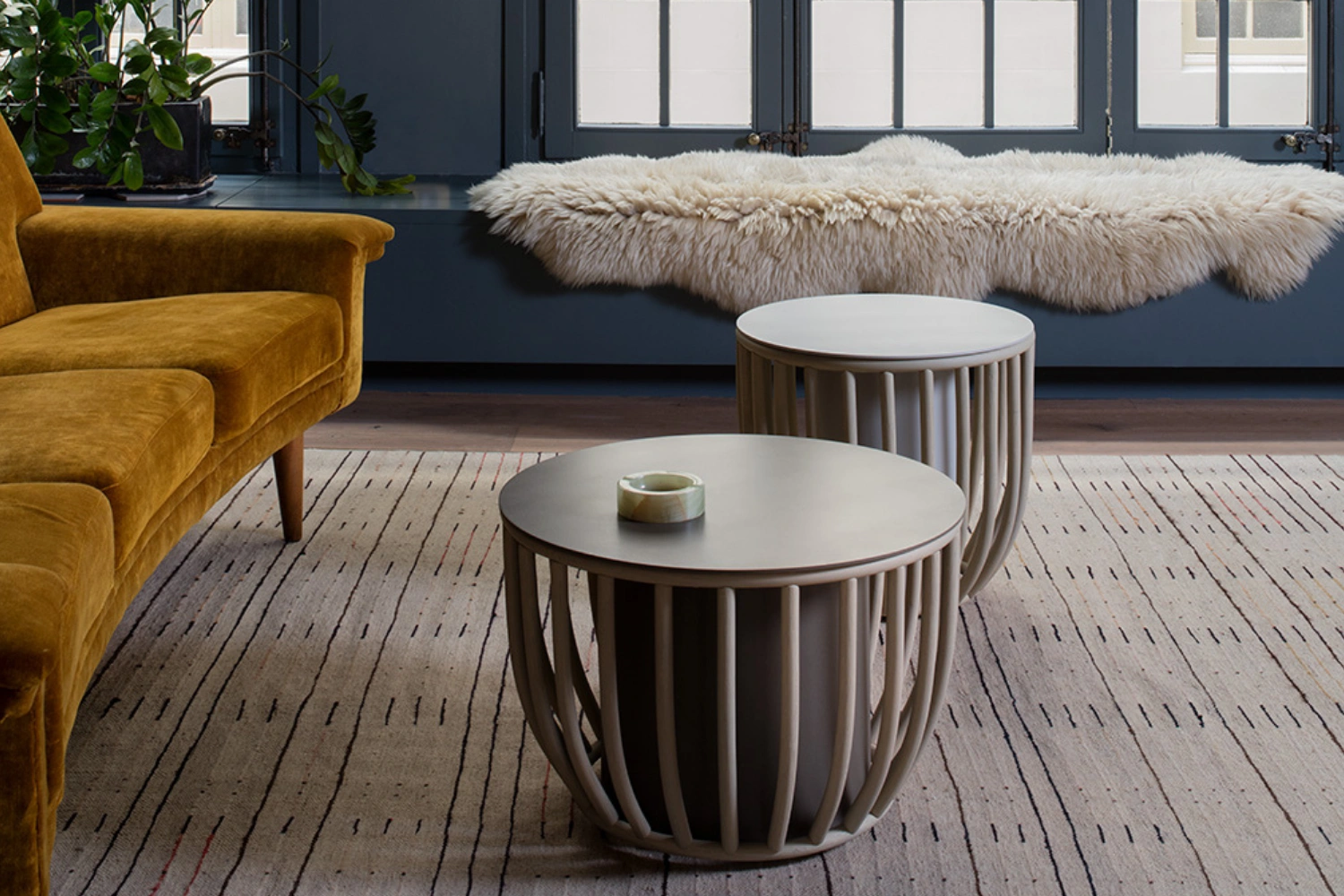 Frames round coffee table 02