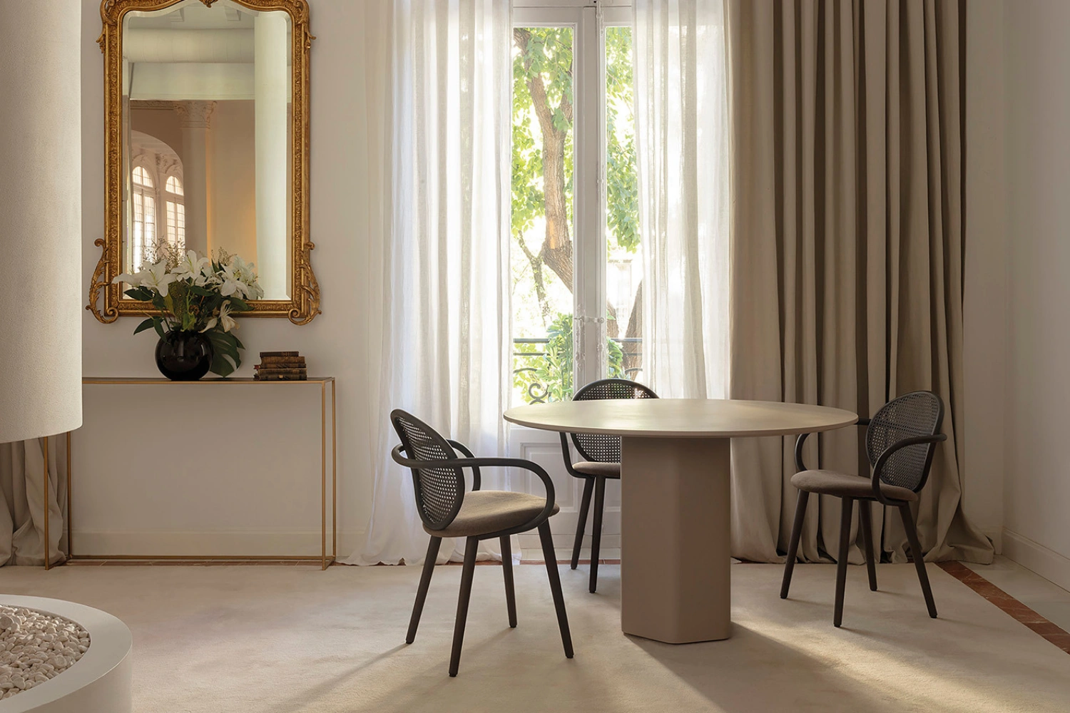 Loop Dining Armchair 03