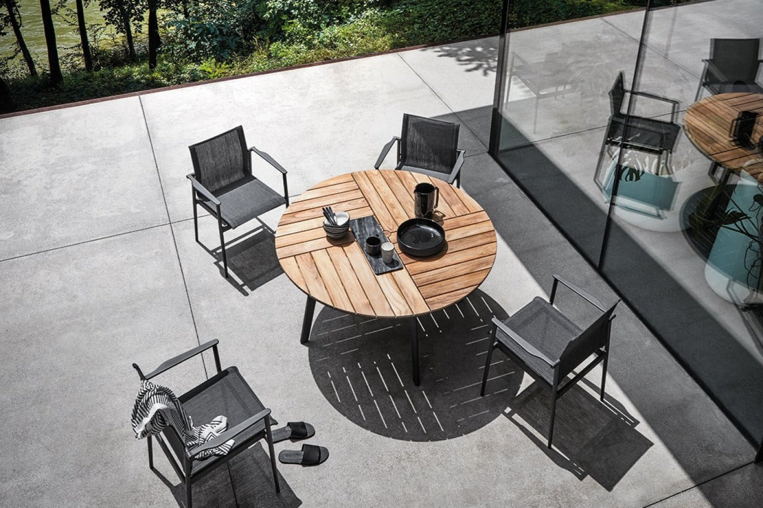 carver_round_dining_table_teak_02_1x