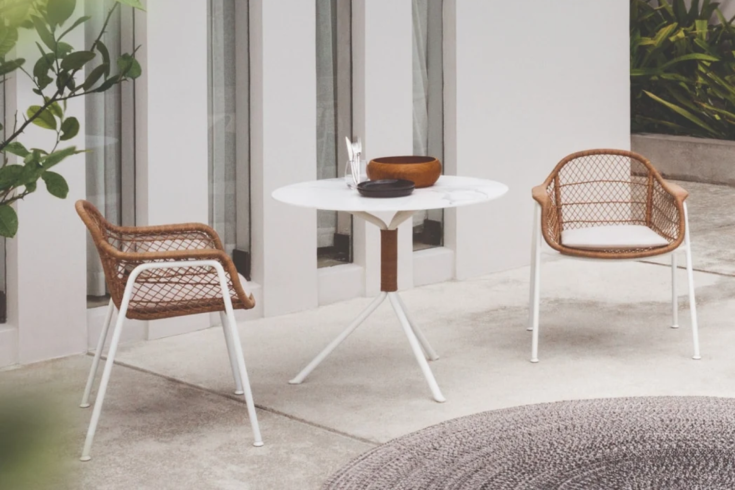 fresco_round_dining_table_gloster_02_1x