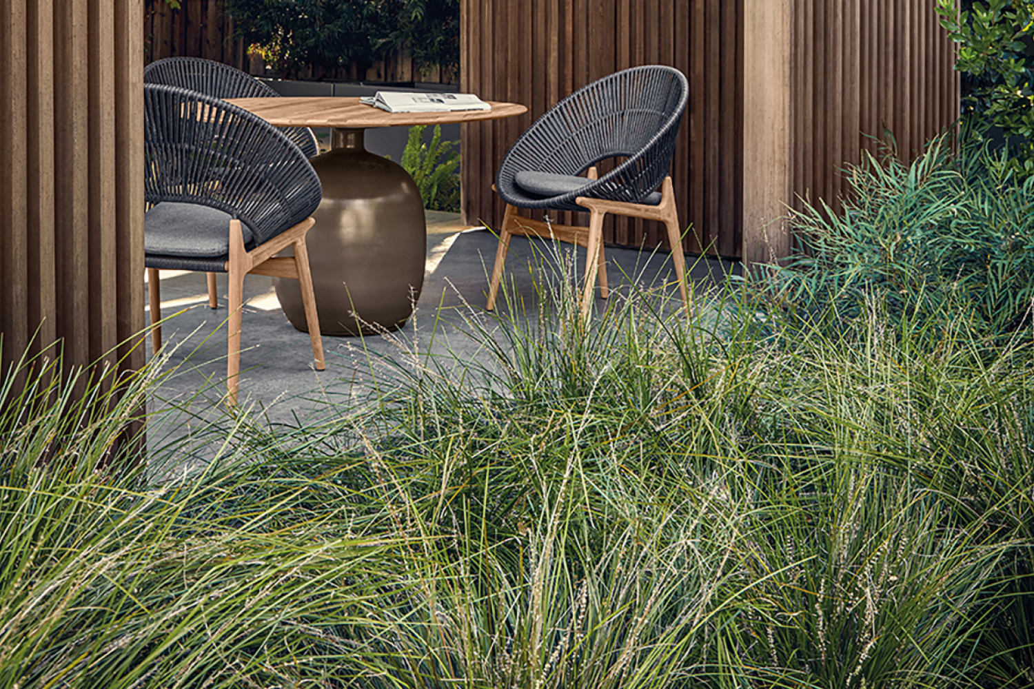 kasha_round_dining_table_04_1x