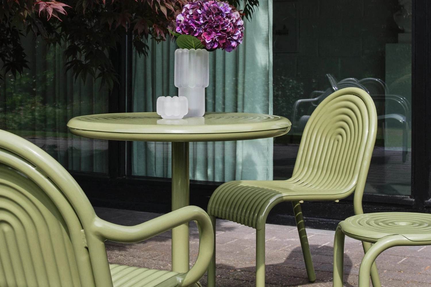 Groove Outdoor Small Round Table 03