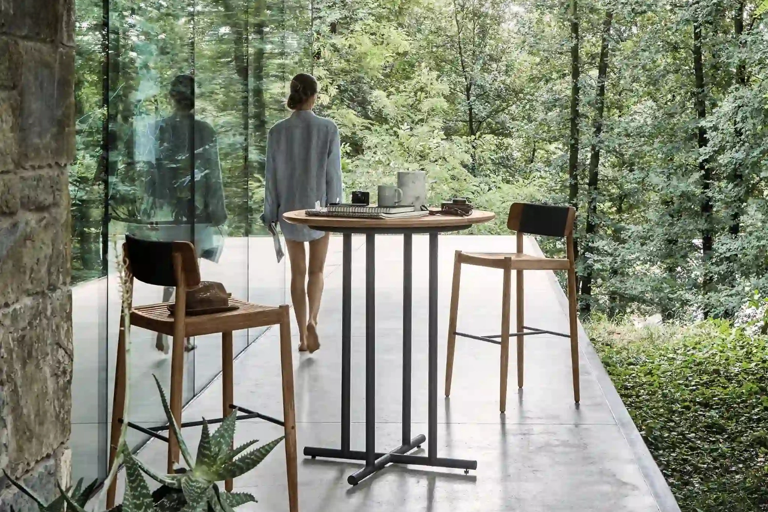 Whirl round bar table 02