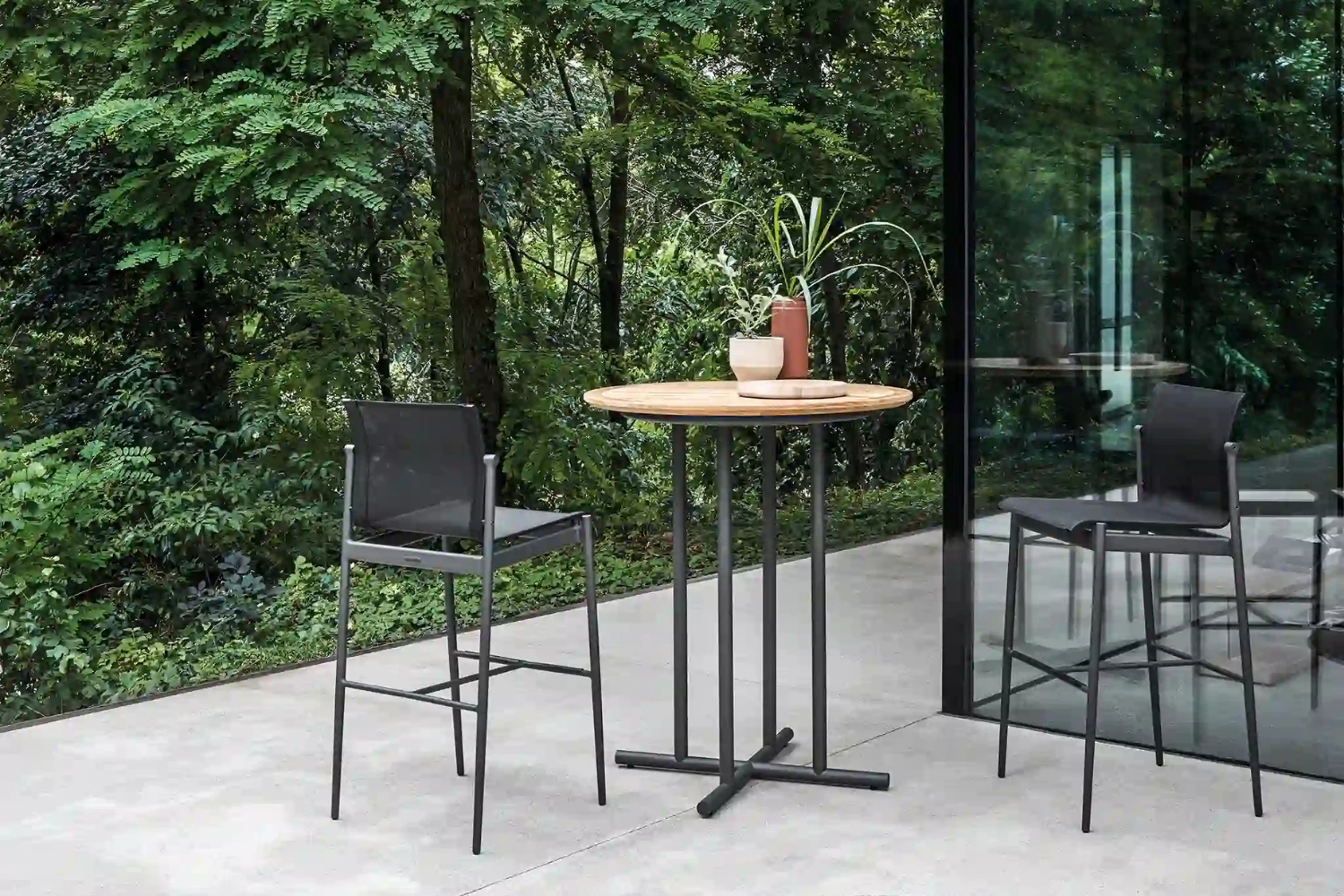 Whirl round bar table 03