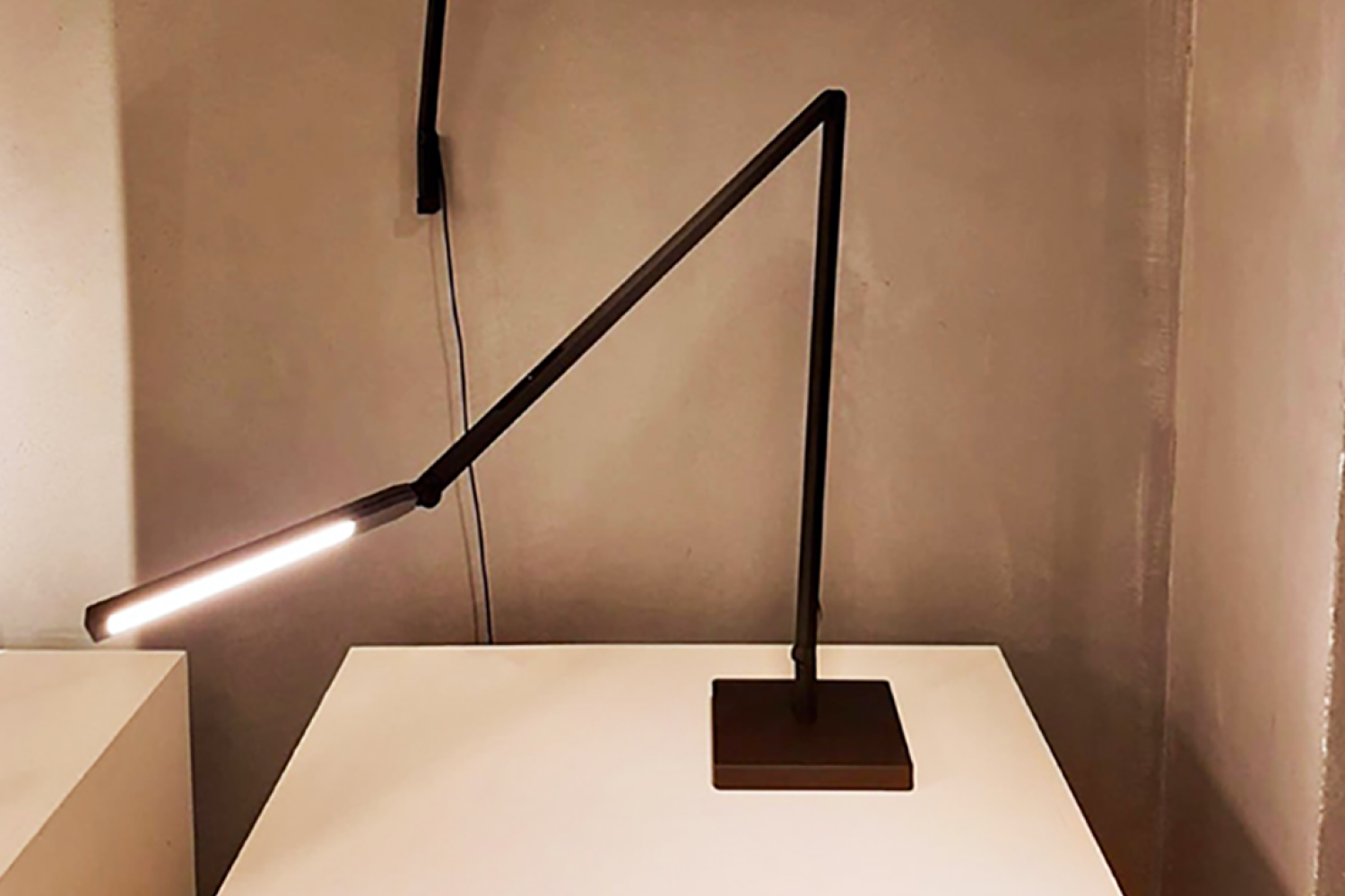 Luminária de Mesa_Untitled Linear_2