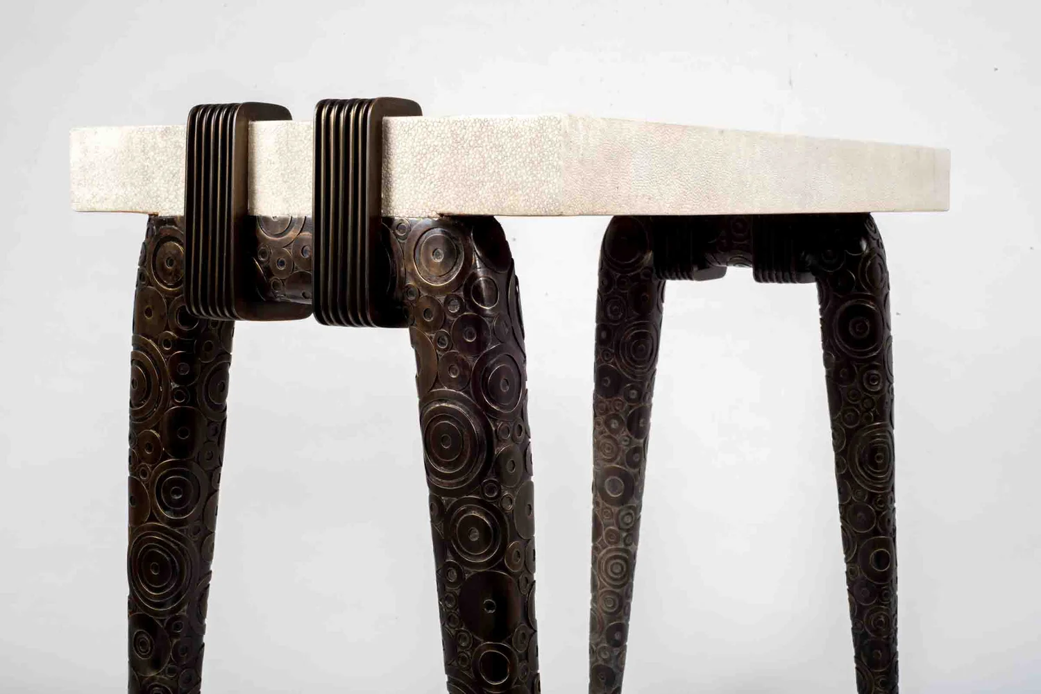 Mesa Lateral_Vogue w Metal Cast Legs_2