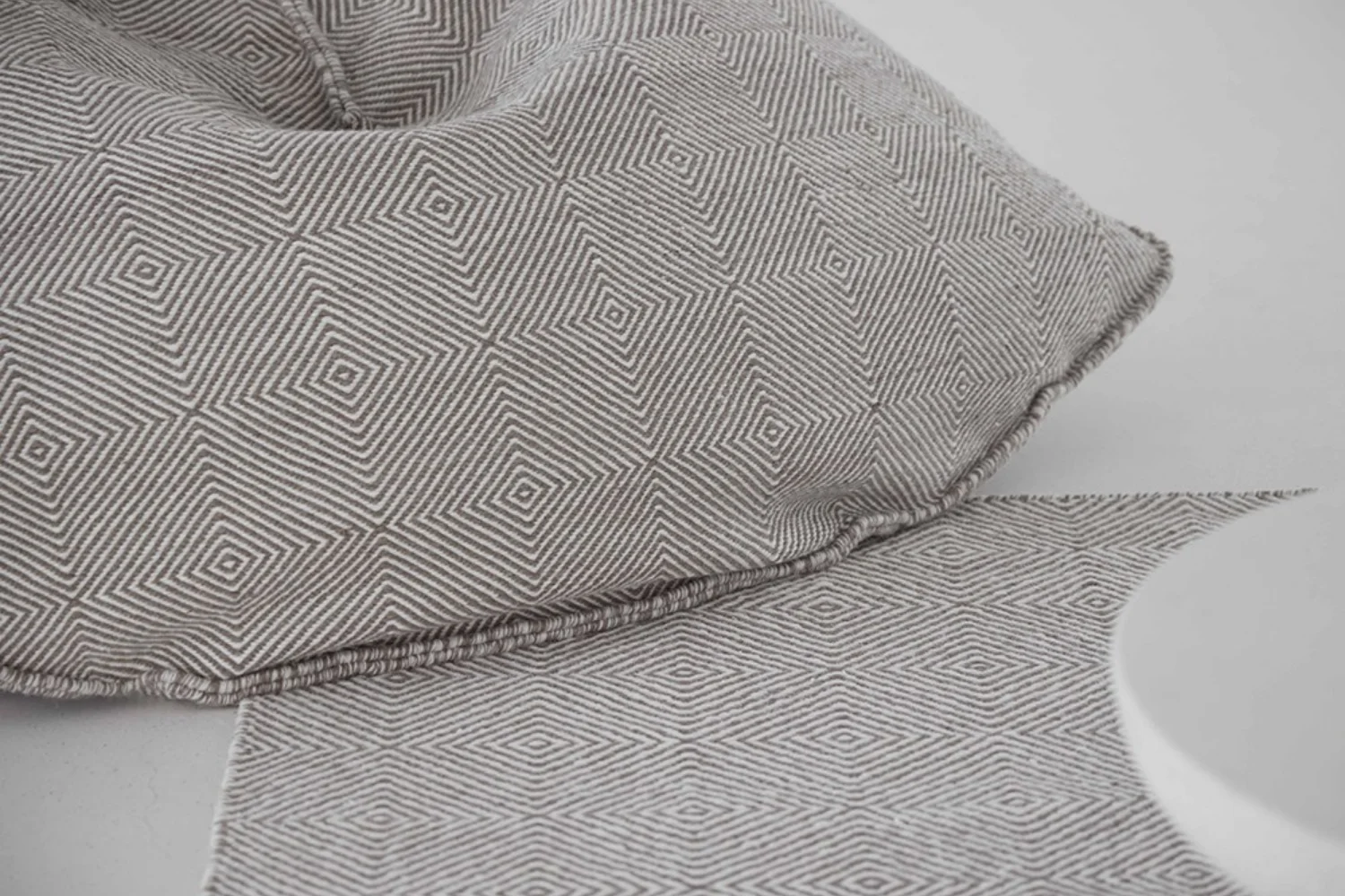 SAIL POUF TAUPE 04