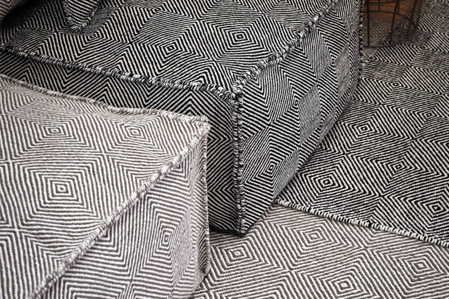 SAIL SQUARE POUF BLACK 04